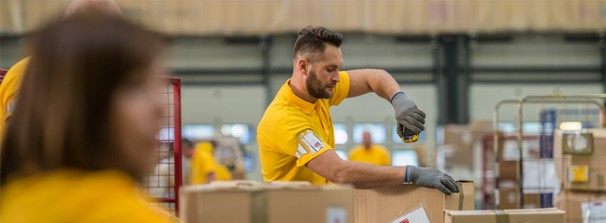 Macfarlane Packaging Peak Survey - man using packaging in warehouse
